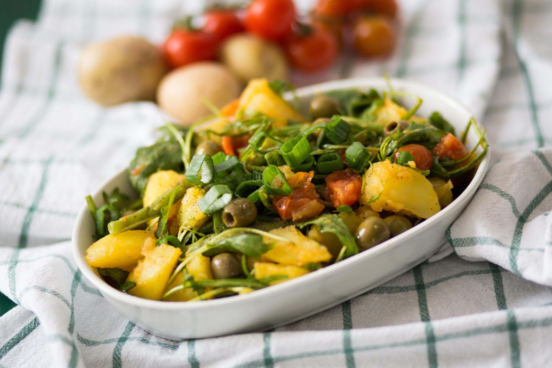 (Deutsch) Kartoffelsalat mit Rucola, Tomaten und Bohnen - the OGNC