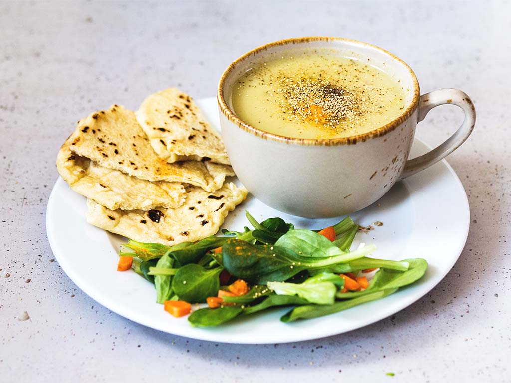 Cremige Suppe für den Winter: vegane Topinambur-Kartoffel-Suppe